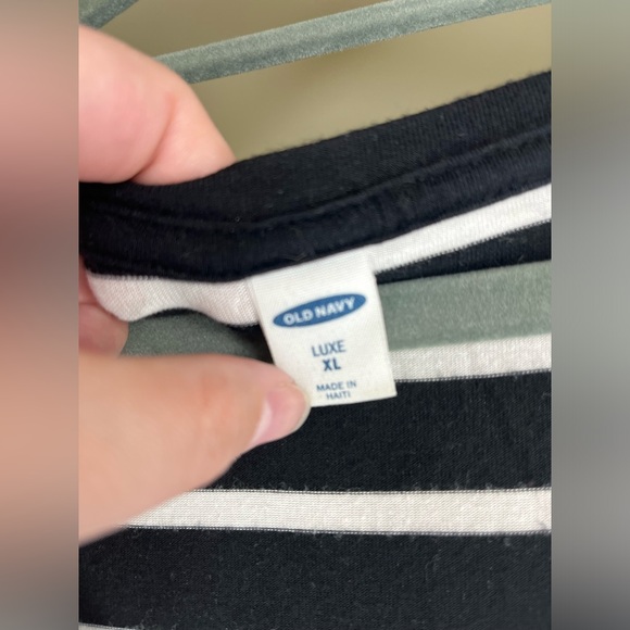 Old Navy Women’s Size XL Luxe Black and White Striped Tee - Picture 4 of 8